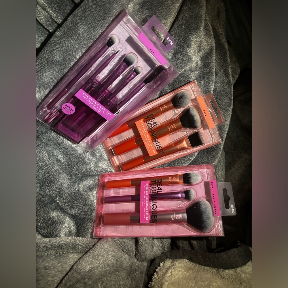 REAL TECHNIQUES brushes + bonus brush storage